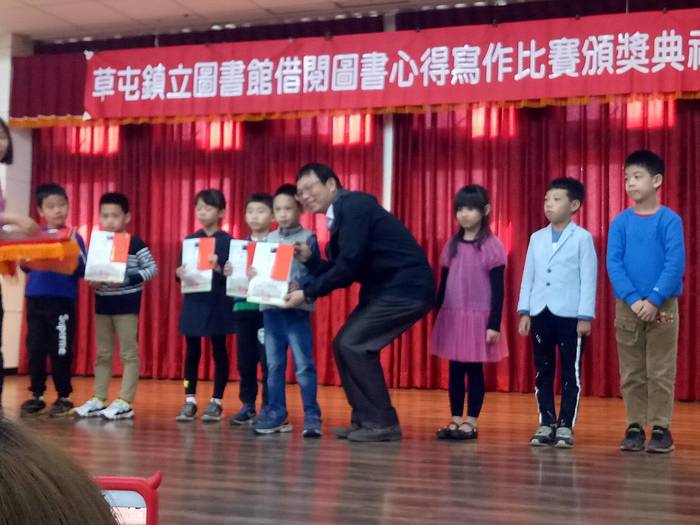 接受鎮圖書館長官表揚