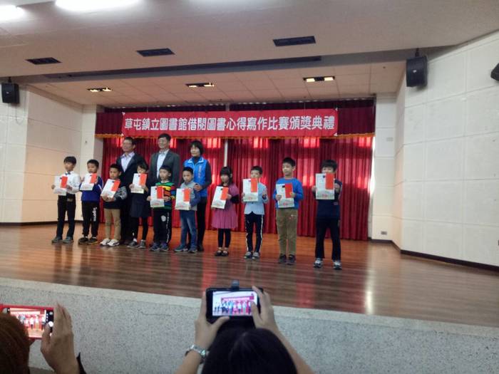 接受鎮圖書館長官表揚