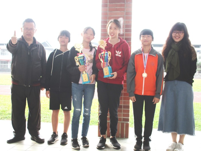 女子組得獎選手與校長、師長合照