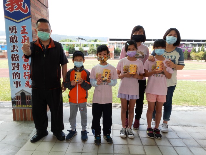 得獎學生與指導老師、校長、導師合照