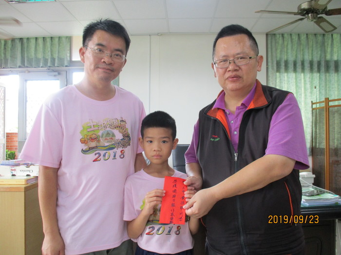 三甲黃涖耿同學受獎並與校長、李主任合照