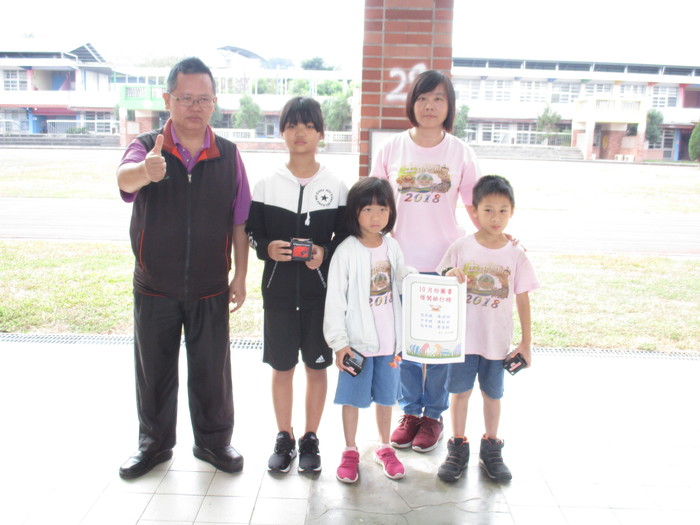 榮獲10月份圖書借閱排行榜首位之學生合照